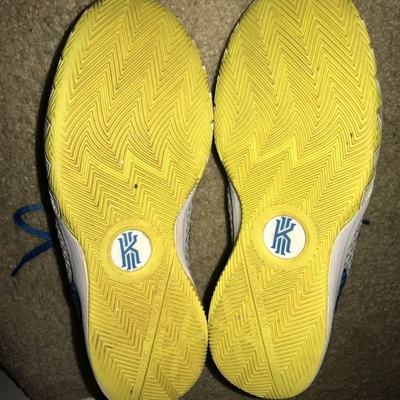 Nike Kyrie size 5.5Y - Picture 4 of 4